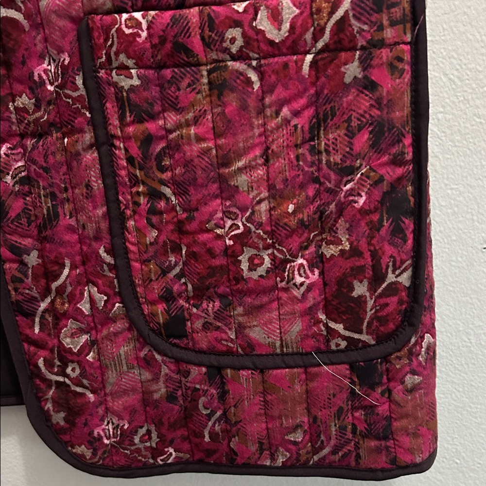 intro. Quilted Floral Burgundy Vest - Picture 4 of 6